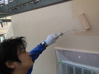 続いて外壁の上部も同じ工程を繰り返し塗装していきます。