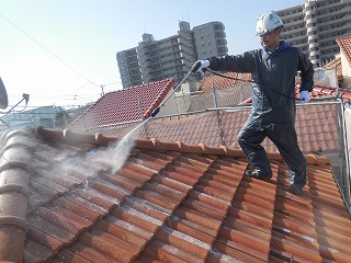 まずは屋根洗浄です。いつも通りバイオ洗浄液を使用しています(^^)