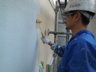 外壁中塗り塗装中です。ガイナは綺麗に塗るのに技術がいるので要注意！