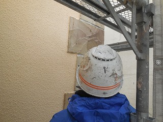 石材調の部分もクリアで塗装します。