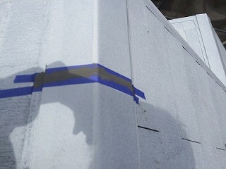 下塗りが完了したら主剤を塗る前に補修作業です。棟板金継目のコーキング打ち！
