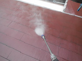 下屋根の洗浄です(^^)コケや雨垂れの汚れを洗い流します！