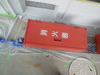 消火器BOXも塗装します。