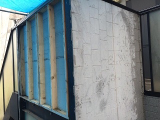 外壁のサイディングがところどころ傷んでしまっていて塗装では改善できないとの判断で部分的に張替えです。