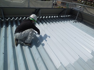 洗浄後は折板屋根の下塗り！錆止め塗料です。