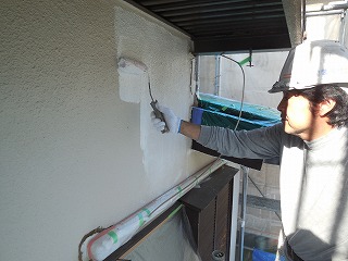 全てのクラック補修が完了したので、外壁下塗り塗装！