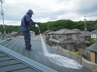 屋根は2年前にカバー工法にて補修済とのことで塗装はしません。サービス洗浄させて頂きました。(^^)