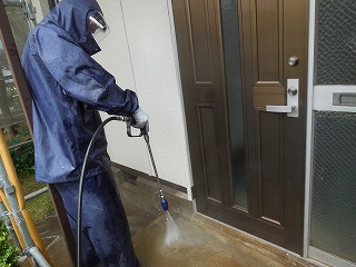 玄関土間洗浄です。こちらもサービス洗浄！