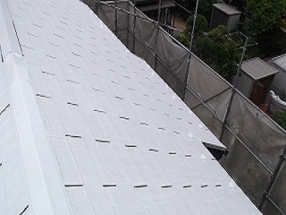 下塗り塗装後です。白くなると屋根材のクラックが目立つので見逃さずに補修できます(^^)