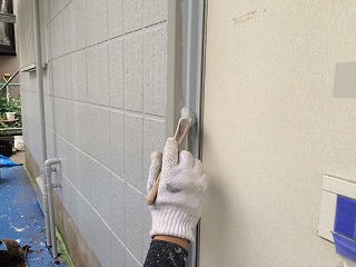 ドア枠も錆が浮いてきている為、錆止め塗装です。
