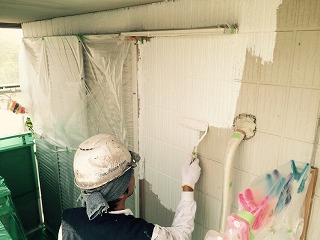 洗浄後は養生をして、外壁の下塗り塗装！