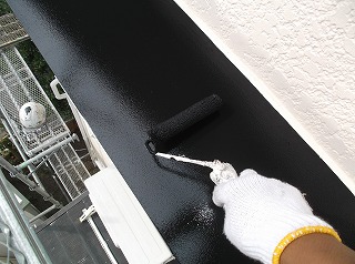 霧除けには錆止め塗装をしてからシリコン塗料を2回塗装して色付けします。