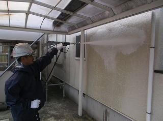 外壁洗浄中。白くなっているのはバイオ洗浄液の泡です(^^)