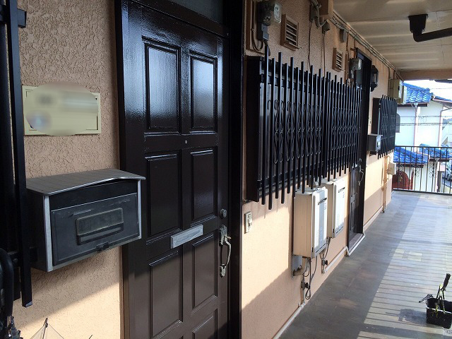 松戸市アパート　木製玄関ドアの補修と塗装工事！