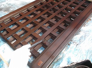 ラティスなどの木部も腐りやすい為、防腐剤塗料を塗装していきます。