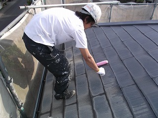 屋根 下塗り1回目塗装中です！初塗装で塗料の吸い込みが激しい為、下塗りを2回入れます！