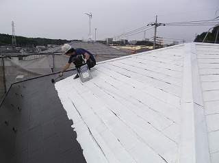 屋根全面にタスペーサーを入れたら、遮熱塗料で中塗り開始！