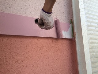 外壁よりもワントーン濃い色で塗装していきます。