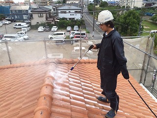 屋根高圧洗浄！瓦屋根は隙間に汚れが溜まっているので注意して洗浄していきます。