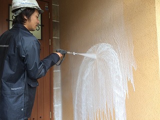 外壁 バイオ高圧洗浄！瓦屋根と同じくリシンの外壁も汚れがたまりやすいので念入りに！