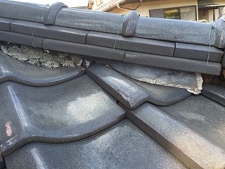 続いて瓦屋根の漆喰の補修にとりかかります。痛むとこのようにボロボロになってしまいます。