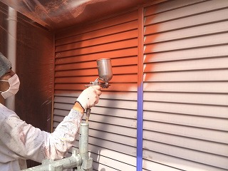 雨戸にも錆止め塗料を吹き付けていきます。