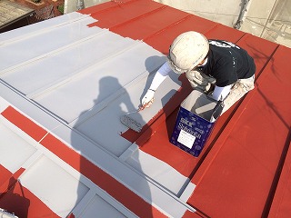 続いて中塗り塗装！遮熱塗料なので瓦棒屋根にはより効果が期待できます(^^)