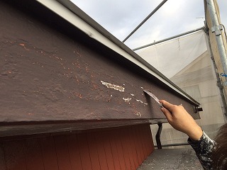 こちらは破風板。膨れている塗膜も削り落としていきます。