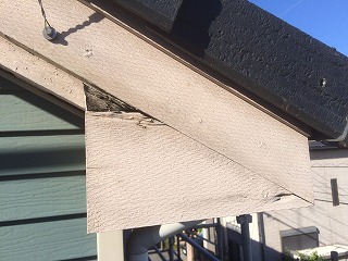 破風板やドア枠などの木部も塗膜で保護します。塗装の前に下地補修から！