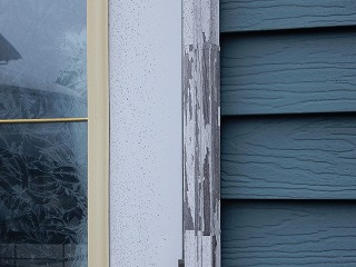 ドア枠は塗膜が剥がれてしまっている状態でした。