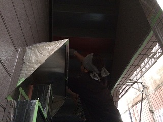 階段の鉄骨部分は錆止め塗料を塗装していきます。