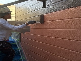 外壁もフッ素塗料で塗装します。中塗り塗装！