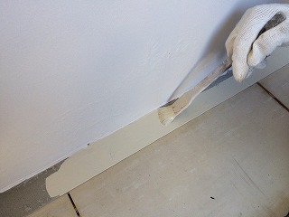 セメントが乾いて固まったら目立たないように塗装！
