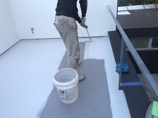下塗りが乾いたら断熱塗料ガイナを使用して中塗り塗装！