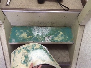 くぼんでしまう部分のシートを剥がしてみるとコンクリートが砕けていました(^_^;)