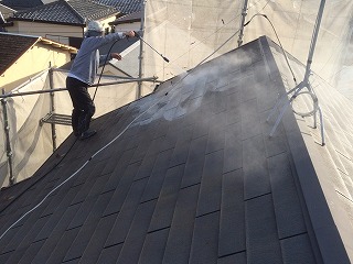 まずは屋根からバイオ洗浄！