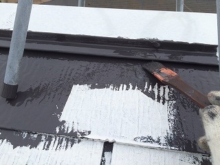 中塗り塗装を行う前にローラーでは入りづらい箇所を刷毛でだめこみ。