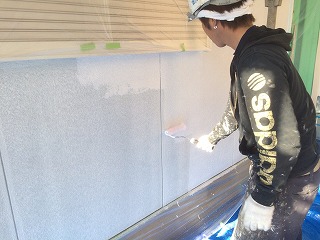 続けて２回目！リシン外壁は塗料を吸い込むので下塗り塗装２回がお勧めです。