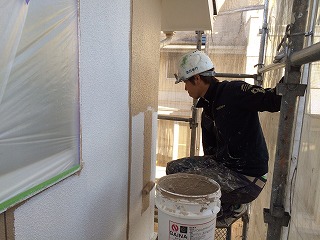 下塗りが乾いたら屋根と同じく断熱塗料ガイナで中塗り！