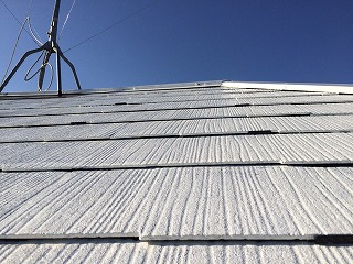 タスペーサーを入れることで屋根材に隙間ができ、通気性が確保されます(^^)
