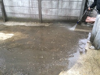 屋根外壁、雨樋の中などからかなりの量の泥が出てきたので下回りも洗い流します！