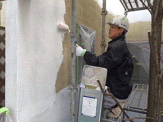 下塗り塗装1回目。リシン外壁は塗料の吸い込みが激しい(^_^;)