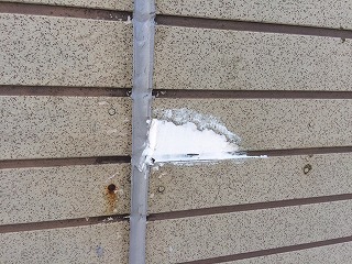 外壁材自体が剥がれ落ちている箇所はパテで補修！