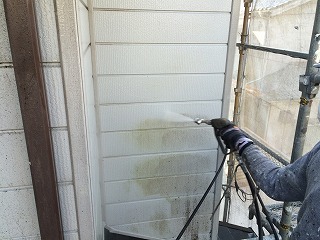 続いて金属サイディングの外壁！コケが目立つ面があったので、一緒に洗浄させて頂きました。