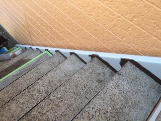 階段のささらも鉄骨なので、錆止めを塗装してあります。キワの部分には先行してだめこみ塗装！