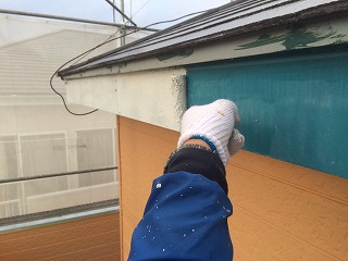 雨樋がなくなった破風板は塗装しやすいので、新しい雨樋を取り付ける前に塗装部分を仕上げていきます。