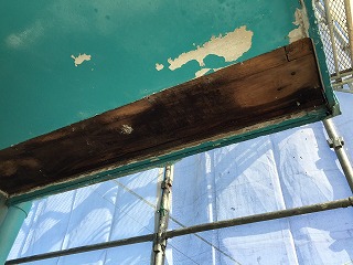 軒天井にも一部腐食が見受けられたので張り替えます。