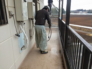 廊下部分や階段も一緒に泥汚れを洗い流していきます。