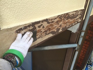 前回の塗膜がかなり膨れ上がっていた為、旧塗膜を削り落としています。