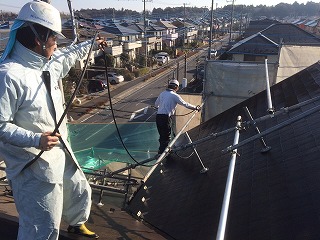 今回の屋根は勾配がきついので屋根足場付きです。洗浄の時は非常に滑りやすいので細心の注意を払って作業！